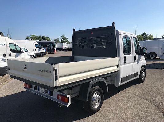 Vehicle image 6 / 16