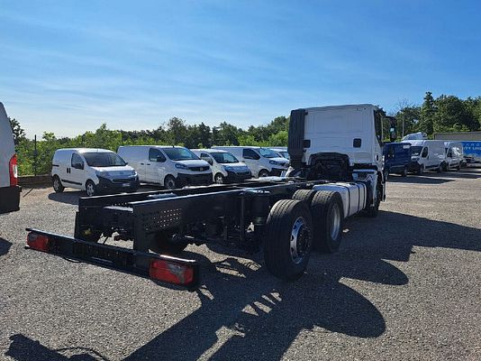 Vehicle image 8 / 16