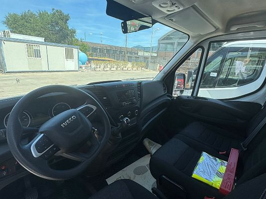 Vehicle image 5 / 8