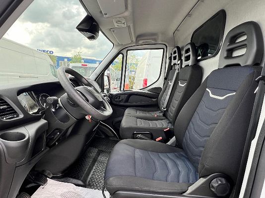 Vehicle image 12 / 13