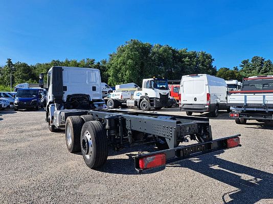 Vehicle image 10 / 16