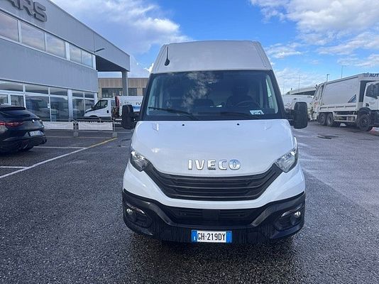 Vehicle image 2 / 18