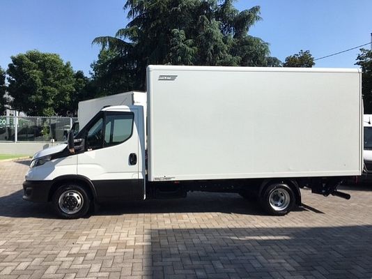 Vehicle image 4 / 9