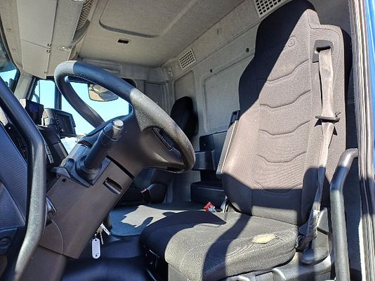 Vehicle image 8 / 13
