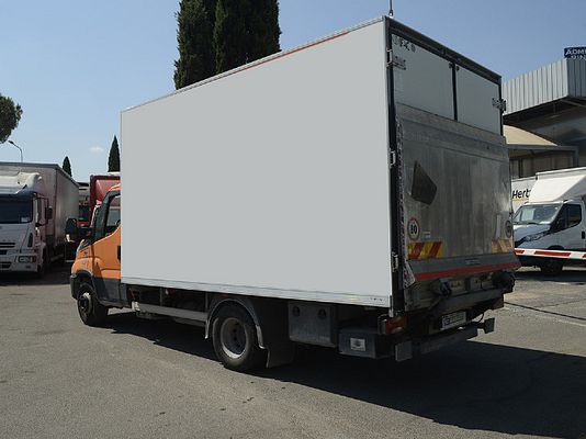 Vehicle image 4 / 6