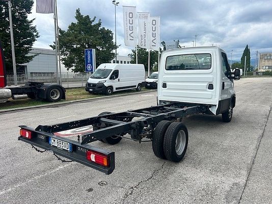 Vehicle image 6 / 13