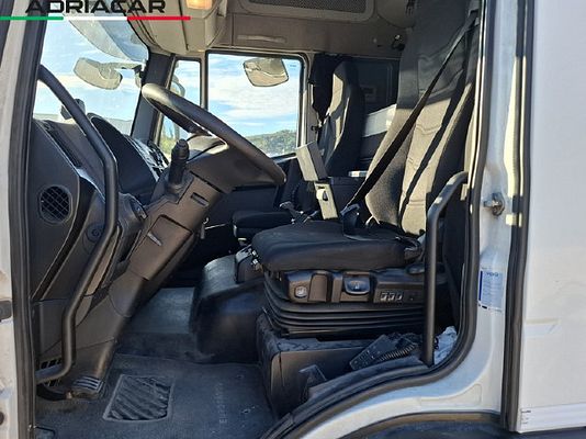 Vehicle image 8 / 13