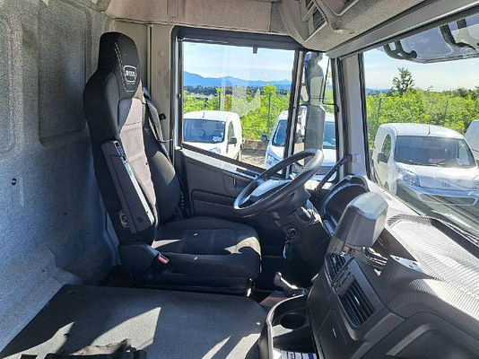 Vehicle image 5 / 16