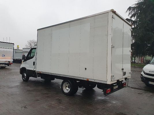 Vehicle image 5 / 9