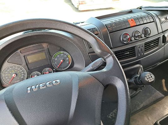 Vehicle image 12 / 14