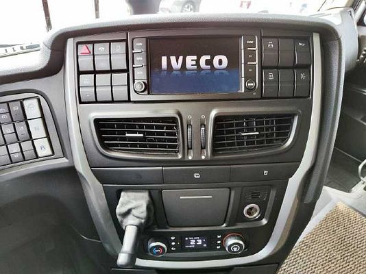 Vehicle image 10 / 16