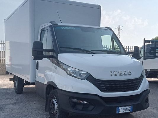 Vehicle image 1 / 5