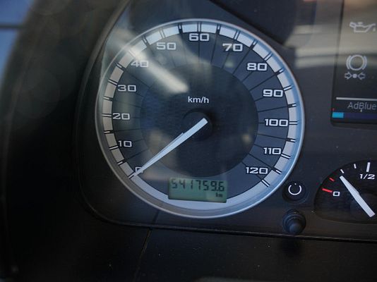 Vehicle image 8 / 12