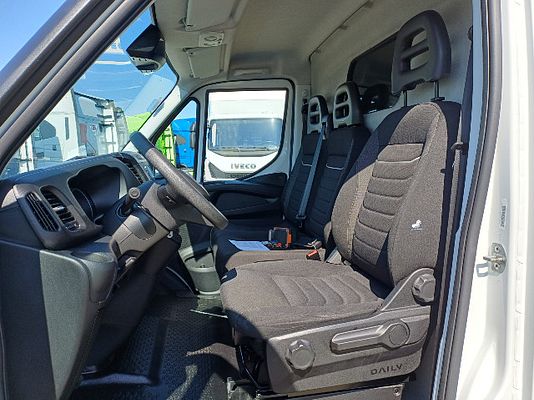 Vehicle image 7 / 10