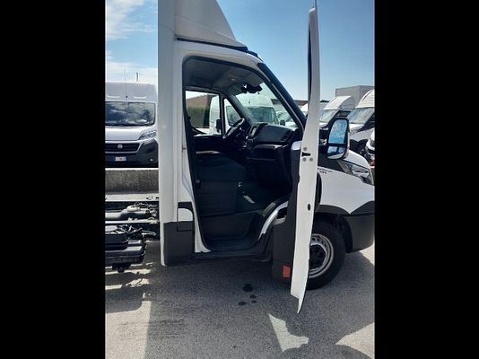 Vehicle image 10 / 17