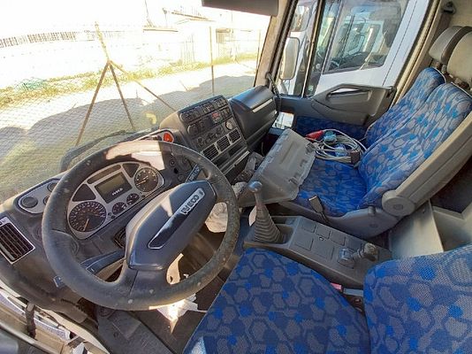 Vehicle image 2 / 5