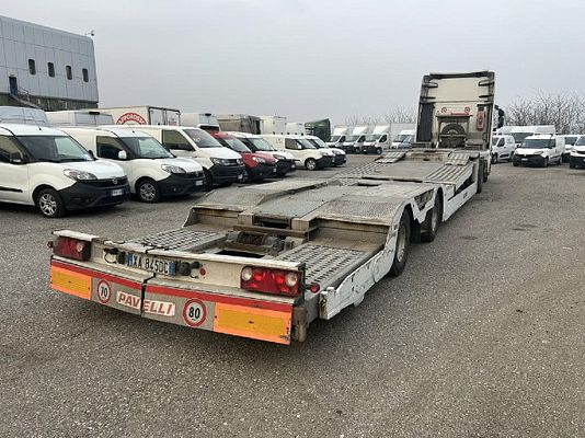 Vehicle image 9 / 24