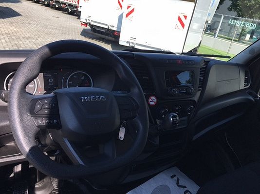 Vehicle image 9 / 9