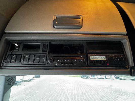 Vehicle image 8 / 9