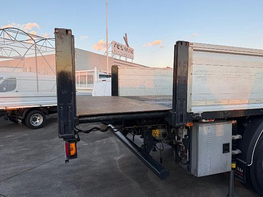 Vehicle image 16 / 18