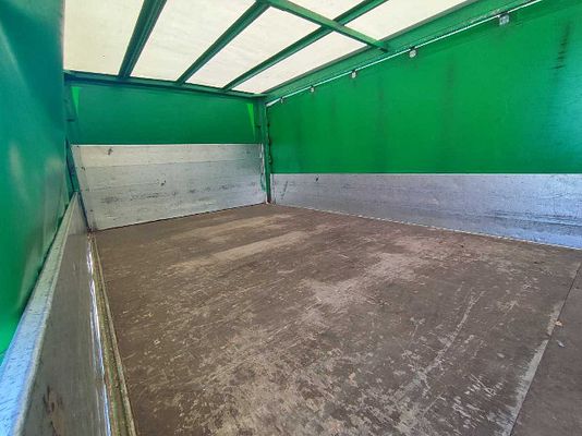 Vehicle image 7 / 9