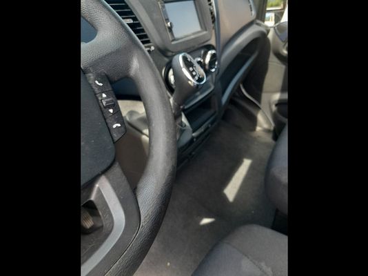 Vehicle image 13 / 17