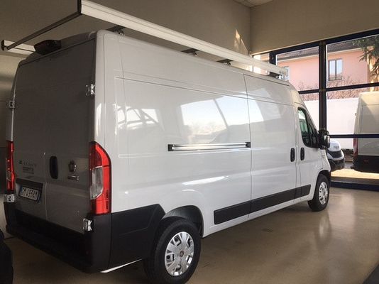 Vehicle image 3 / 6