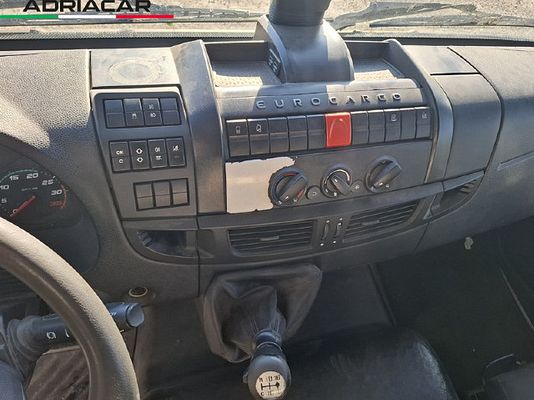 Vehicle image 9 / 13