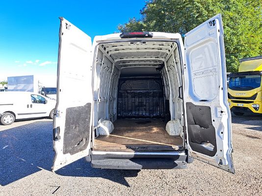 Vehicle image 8 / 14