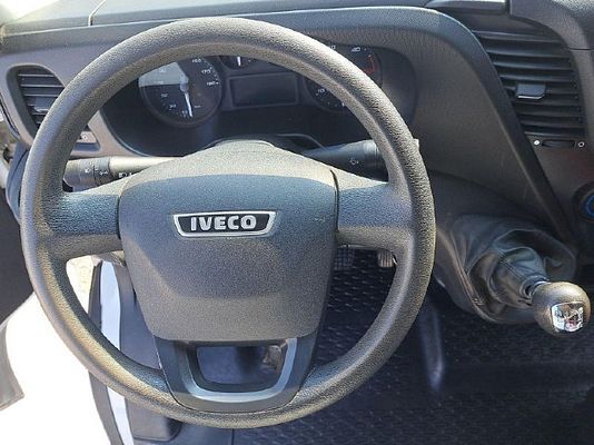 Vehicle image 13 / 15