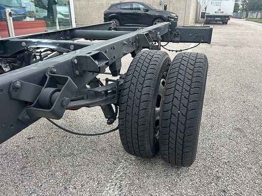 Vehicle image 9 / 13