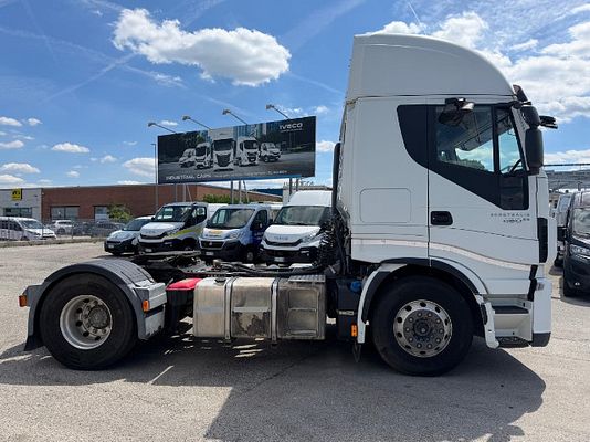 Vehicle image 2 / 15