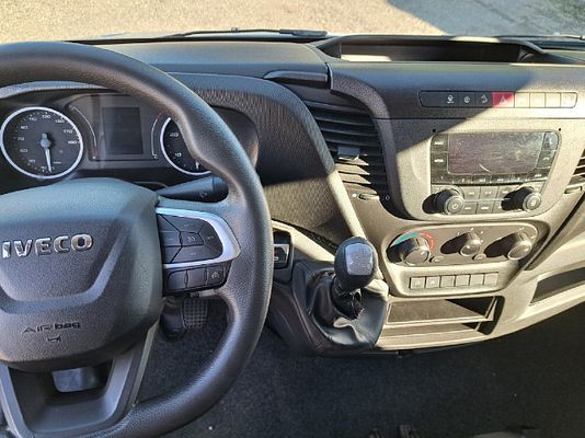 Vehicle image 13 / 14
