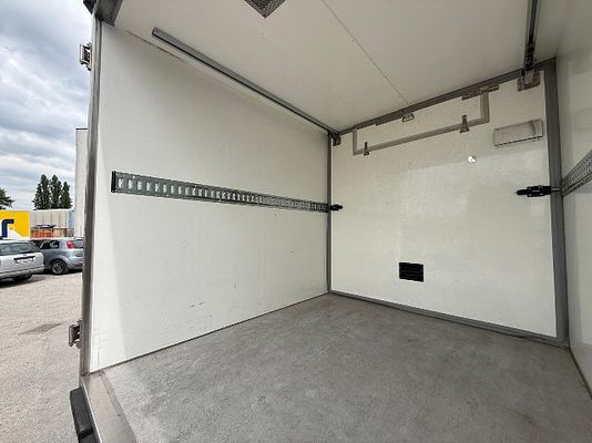Vehicle image 7 / 19
