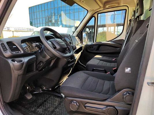 Vehicle image 7 / 13