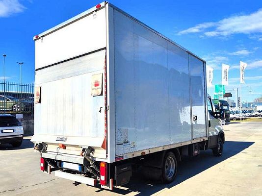 Vehicle image 3 / 13