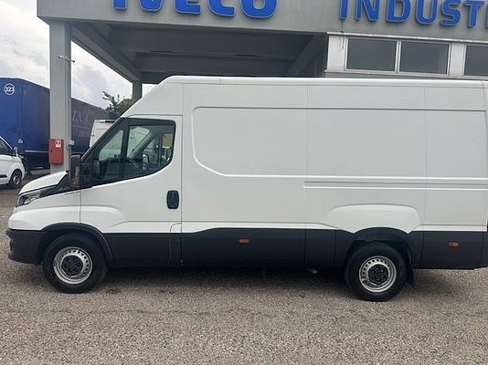 Vehicle image 4 / 19