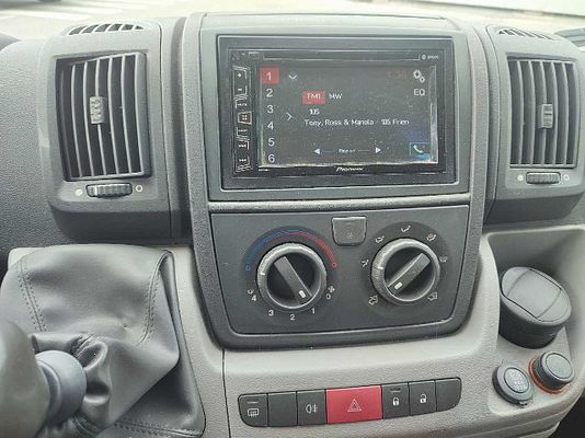 Vehicle image 6 / 8