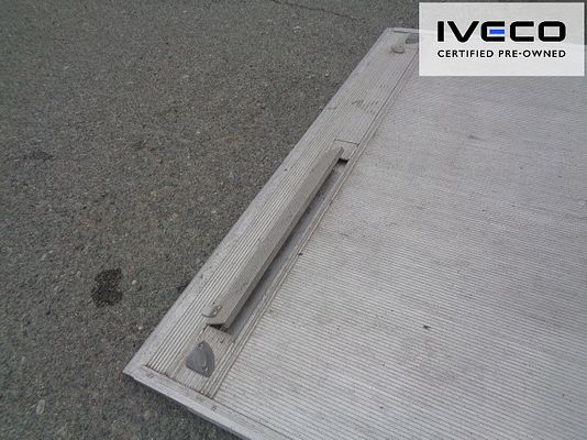 Vehicle image 12 / 16