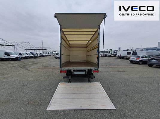 Vehicle image 9 / 16