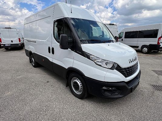 Vehicle image 4 / 13