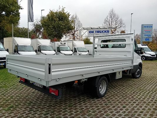 Vehicle image 3 / 10