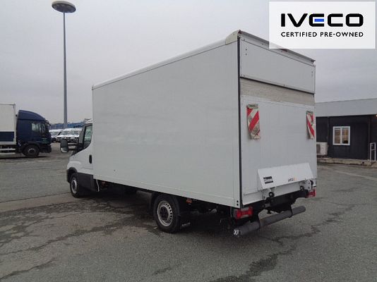 Vehicle image 4 / 16