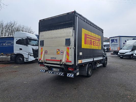 Vehicle image 7 / 16