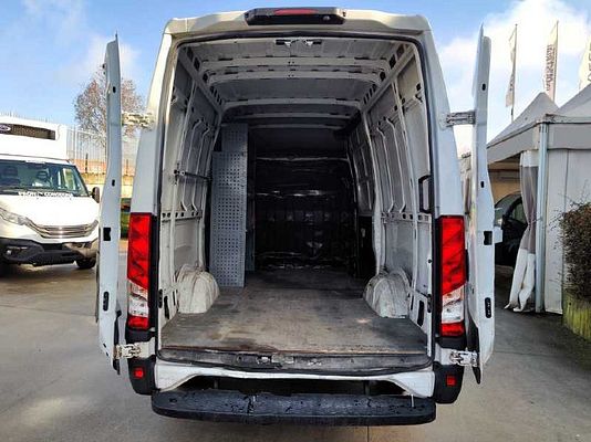 Vehicle image 5 / 15