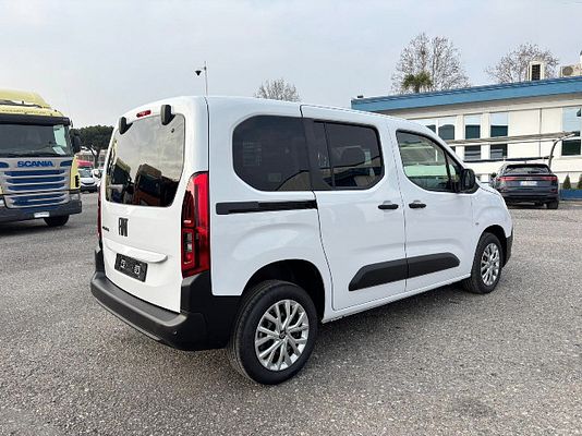 Vehicle image 4 / 15