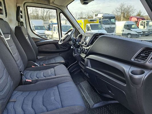 Vehicle image 3 / 15