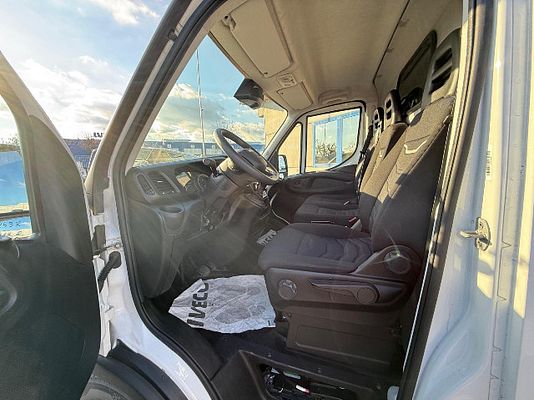 Vehicle image 13 / 15