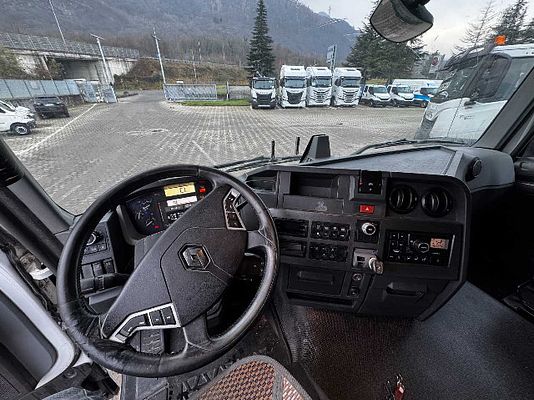 Vehicle image 6 / 9