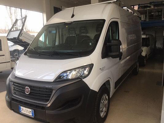 Vehicle image 2 / 6